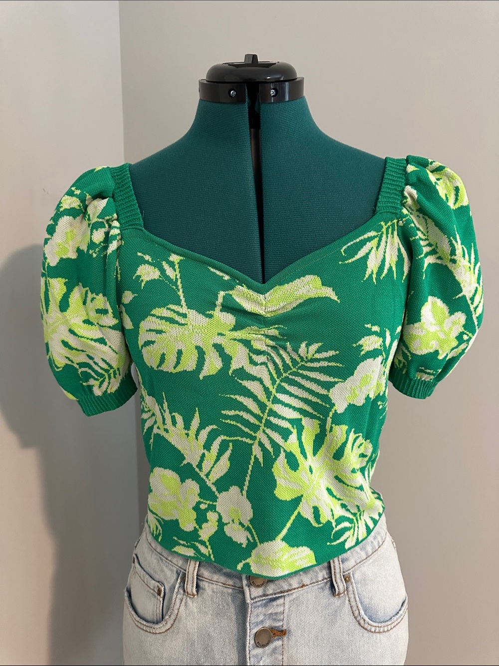 Green Tropical Print Puff-Sleeve Crop Sweater by Flying Tomato